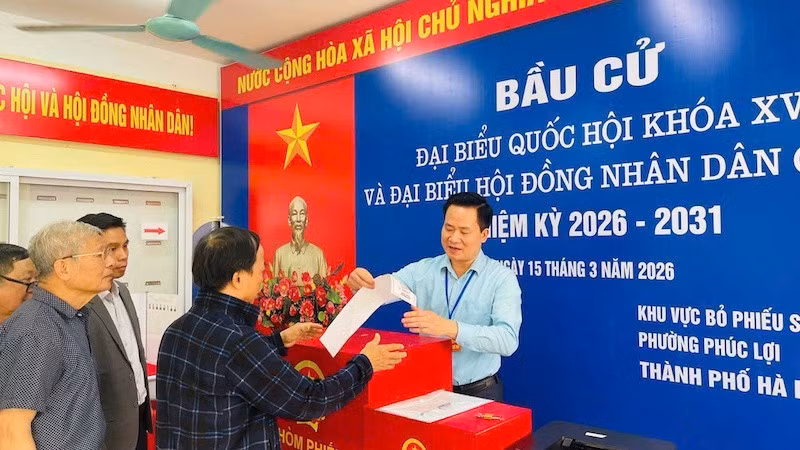 Lãnh đạo phường Phúc Lợi kiểm tra cơ sở vật chất tại các khu vực bỏ phiếu trên địa bàn. 