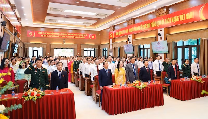 Các đại biểu thực hiện nghi thức chào cờ.