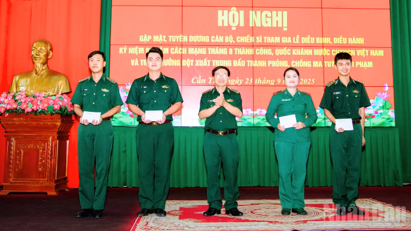 Đại tá Hà Huy Trường, Phó Chính ủy Bộ đội Biên phòng thành phố Cần Thơ, tặng quà động viên cán bộ, chiến sĩ tham gia nhiệm vụ A80.