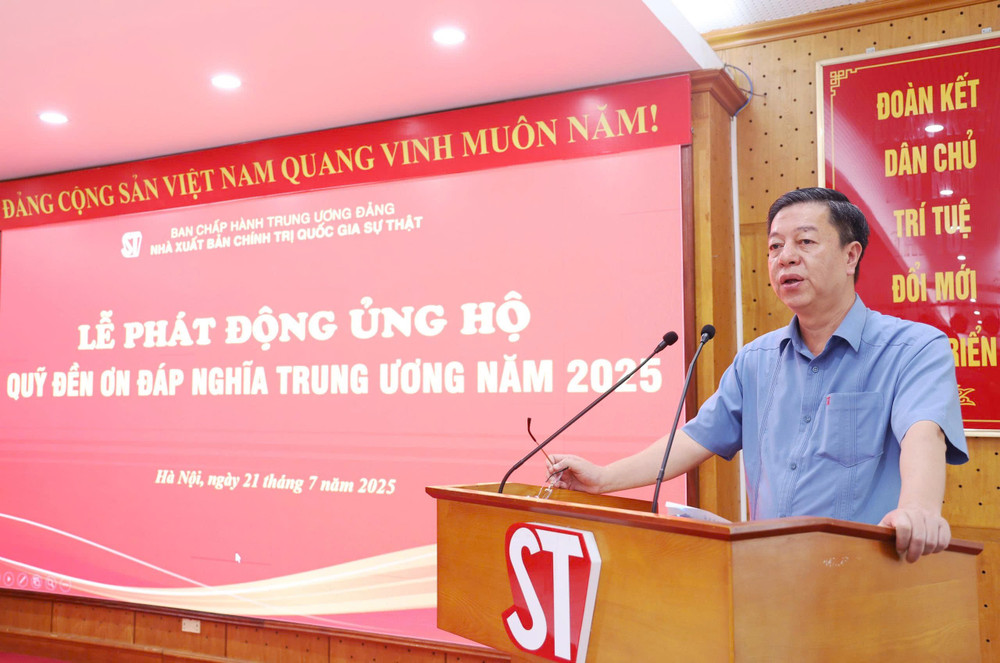 PGS, TS Vũ Trọng Lâm, Giám đốc - Tổng Biên tập Nhà xuất bản Chính trị quốc gia Sự thật phát biểu tại buổi lễ. z6826490960061-1981ea787e58163ec0ca3aa7e0173c62.jpg