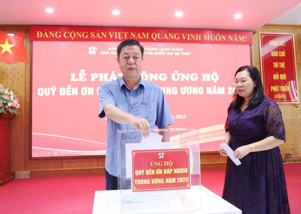Tại Lễ phát động, các đồng chí lãnh đạo Nhà xuất bản và đại diện lãnh đạo các đơn vị trực thuộc Nhà xuất bản đã tham gia ủng hộ Quỹ "Đền ơn đáp nghĩa" Trung ương. z6826490960068-1f53ca6adbb5255bc3e6e0ab5683c2e7.jpg