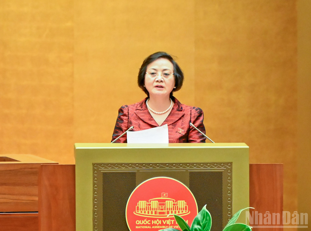 Bộ trưởng Nội vụ Phạm Thị Thanh Trà trình bày báo cáo tiếp thu, giải trình và hoàn thiện dự thảo Luật trước khi Quốc hội bấm nút thông qua. (Ảnh: DUY LINH) ndo_br_bo-truong-noi-vu-pham-thi-thanh-tra.jpg