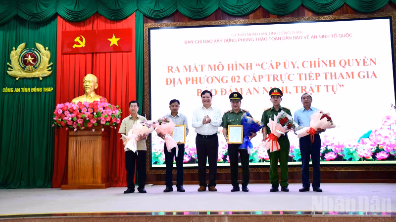 Đồng chí Phạm Thành Ngại trao Quyết định thành lập mô hình “Cấp ủy, chính quyền địa phương hai cấp trực tiếp tham gia bảo đảm an ninh trật tự”. 