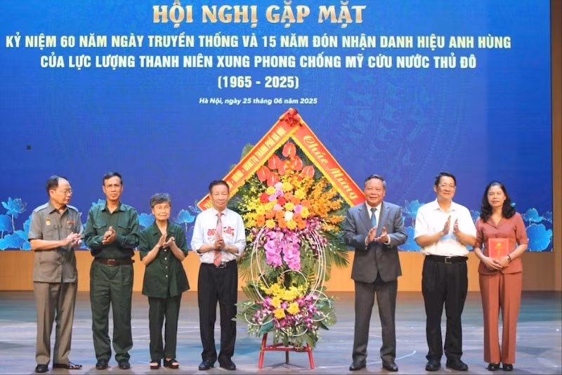 Lãnh đạo Thành ủy Hà Nội tặng hoa chúc mừng Ban liên lạc thanh niên xung phong chống Mỹ cứu nước Thủ đô Hà Nội.