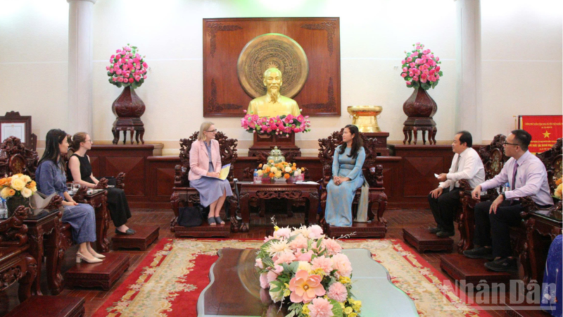 Bà Nguyễn Thị Ngọc Điệp, Phó Chủ tịch Ủy ban nhân dân thành phố Cần Thơ tiếp và làm việc với đoàn công tác của Tổng lãnh sự quán Australia tại thành phố Hồ Chí Minh.