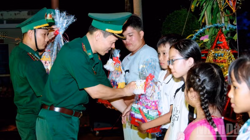 Đại tá Phạm Lê Xuân Bình, Chỉ huy trưởng Bộ đội Biên phòng thành phố Cần Thơ tặng quà trung thu cho các em học sinh ở khu vực biên giới biển xã Trần Đề.