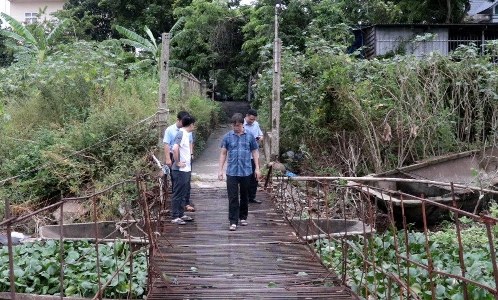 Lãnh đạo xã Mỹ Đức kiểm tra cầu tạm trên địa bàn. (Ảnh: Thu An). my-duc-4.jpg