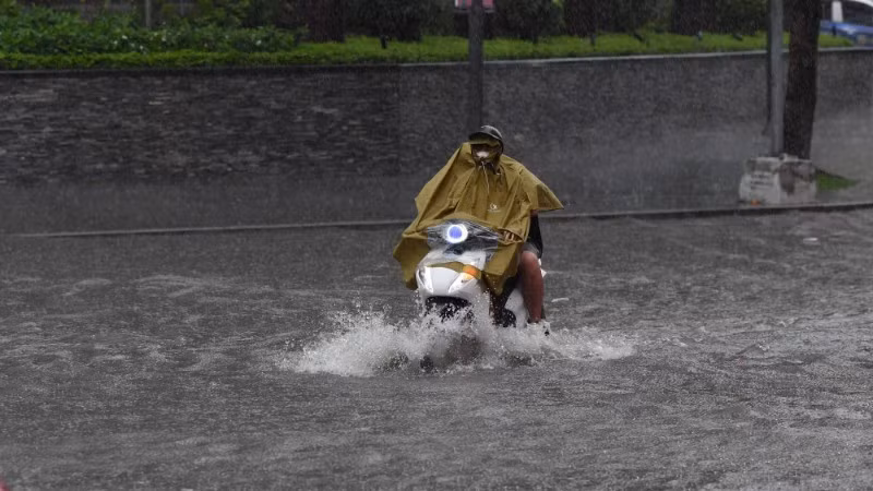 Hà Nội khuyến cáo người dân hạn chế ra đường trong điều kiện thời tiết mưa bão. (Ảnh THÀNH ĐẠT).