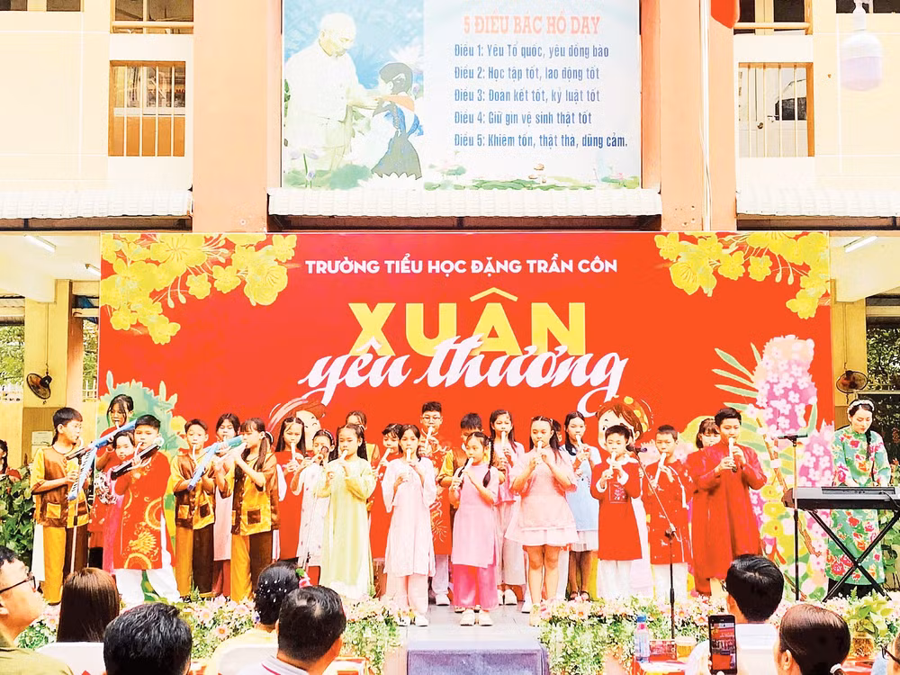 Học sinh Trường tiểu học Đặng Trần Côn biểu diễn một tiết mục âm nhạc truyền thống.
