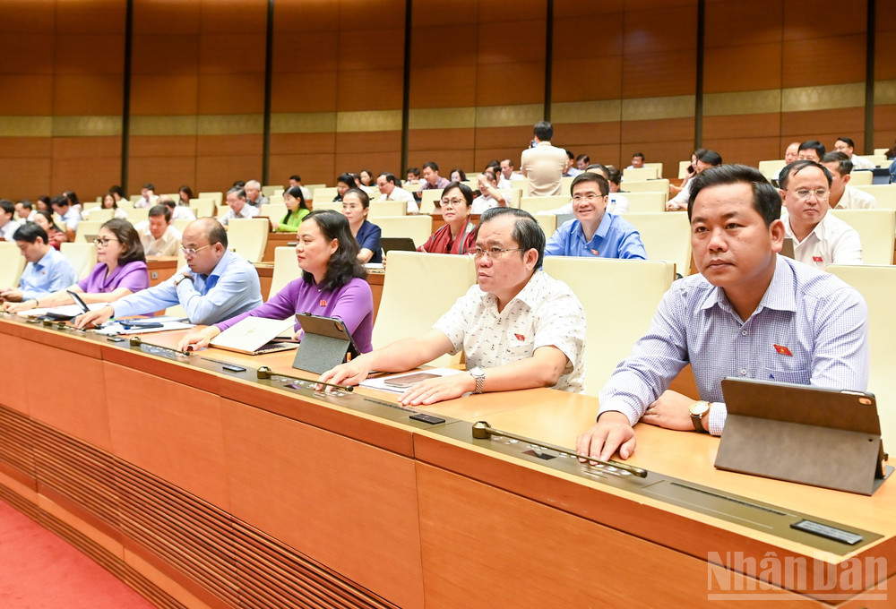 Các đại biểu Quốc hội bấm nút biểu quyết. (Ảnh: DUY LINH) ndo_br_bieu-quyet-luat-cong-nghe-so.jpg
