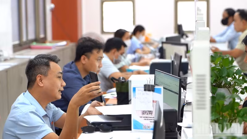 Trí tuệ nhân tạo không còn là khái niệm xa vời mà đã trở thành công cụ làm việc hằng ngày tại phường Tân Hưng.