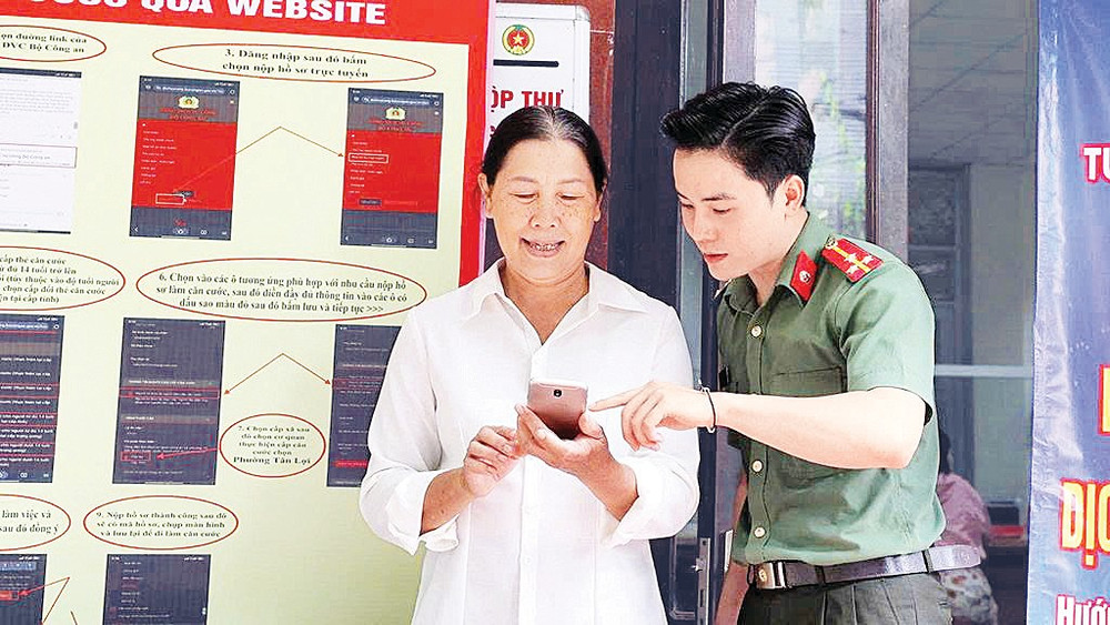 Hỗ trợ người dân thao tác với điện thoại thông minh. Ảnh tư liệu. 