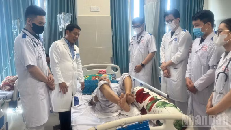 Các bác sĩ Bệnh viện đa khoa Tiền Giang đến thăm khám cho bệnh nhân Đinh Thị C.