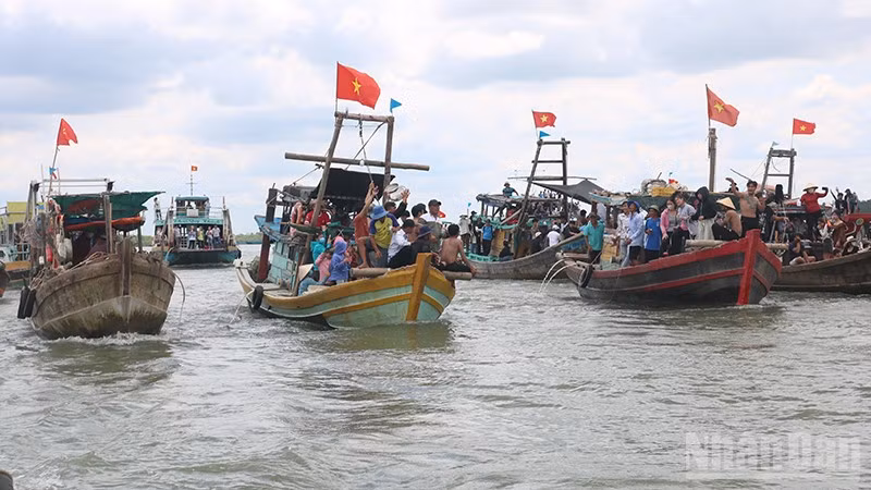 Phương tiện tàu cá khai thác thủy, hải sản ven bờ của ngư dân xã Mỹ Long, tỉnh Vĩnh Long.