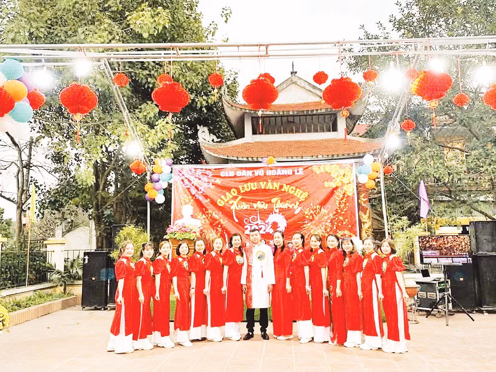 Nhiều câu lạc bộ dân ca, dân vũ được thành lập, giao lưu đã tạo nên không khí tươi mới cho làng quê và phố xá hôm nay.