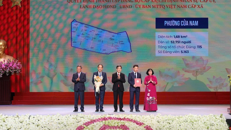Đồng chí Bùi Thị Minh Hoài trao quyết định cho cán bộ chủ chốt phường Cửa Nam. zalo-49111359054602.jpg