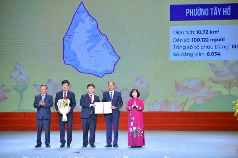 Lãnh đạo Thành ủy Hà Nội trao quyết định cho các Bí thư, Chủ tịch Ủy ban nhân dân xã, phường.