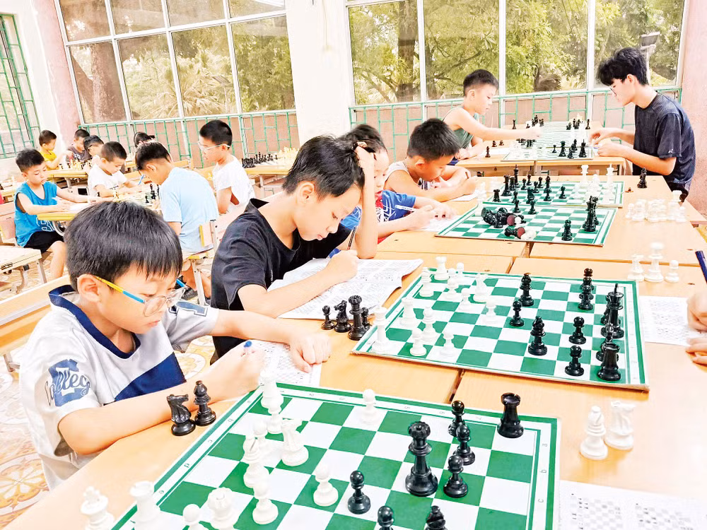 Ngày càng nhiều thanh thiếu nhi tham gia chơi cờ vua tại Cao Bằng. Ảnh: Cờ vua CB