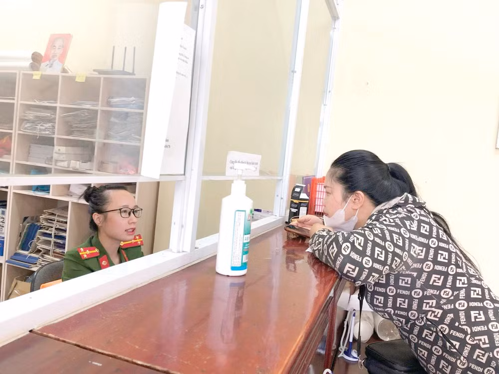 Cán bộ Công an xã Lộc Bình giải quyết thủ tục hành chính phục vụ người dân.