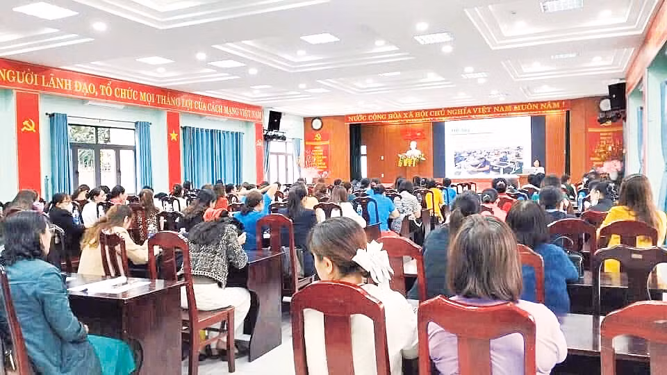 Một buổi tuyên truyền vận động phụ nữ sinh đủ 2 con tại Liên Chiểu, Đà Nẵng.