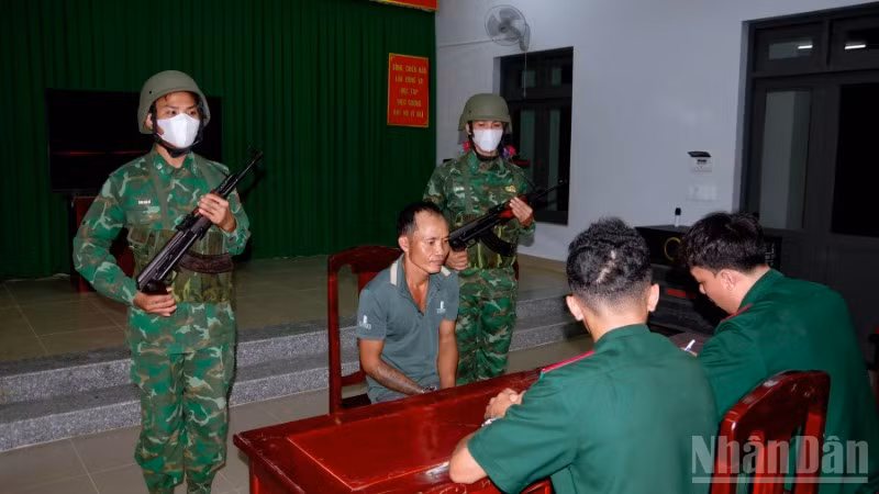 Tổ công tác đồn Biên phòng Vĩnh Châu lấy lời khai đối tượng Diệp Kết.