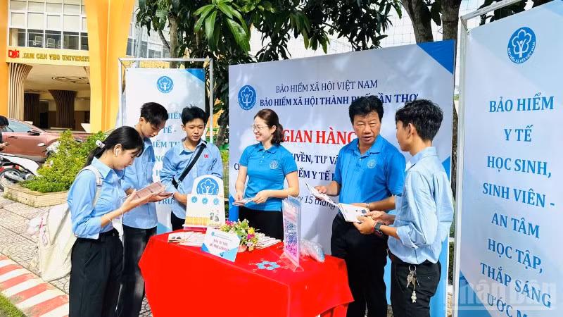 Bảo hiểm xã hội thành phố Cần Thơ phối hợp nhà trường tư vấn, giải đáp về chính sách bảo hiểm y tế học sinh, sinh viên nhân ngày hội chào đón tân sinh viên.