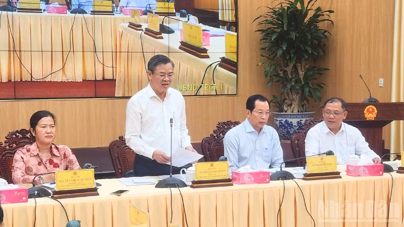 Đồng chí Trương Cảnh Tuyên (đứng), Chủ tịch Ủy ban nhân dân thành phố Cần Thơ phát biểu tại buổi họp trực tuyến với các xã, phường trên địa bàn thành phố.