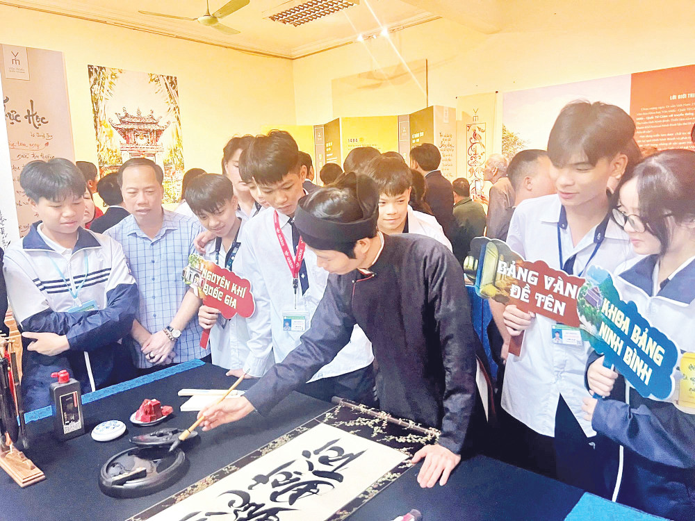 Nhiều bạn trẻ hào hứng tham gia các hoạt động tại Triển lãm “Văn Miếu - Quốc Tử Giám với truyền thống khoa bảng Ninh Bình”.