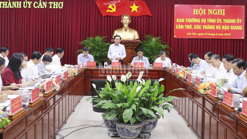 Ông Đỗ Thanh Bình, Ủy viên Trung ương Đảng, Bí thư Thành ủy Cần Thơ phát biểu tại Hội nghị.