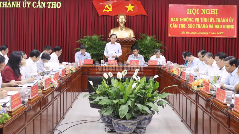 Ông Đỗ Thanh Bình, Ủy viên Trung ương Đảng, Bí thư Thành ủy Cần Thơ phát biểu tại Hội nghị.