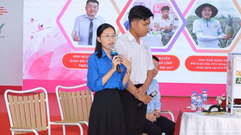 Các bạn thanh niên tỉnh Đồng Tháp đặt câu hỏi cho lãnh đạo Trung ương, địa phương tại chương trình.