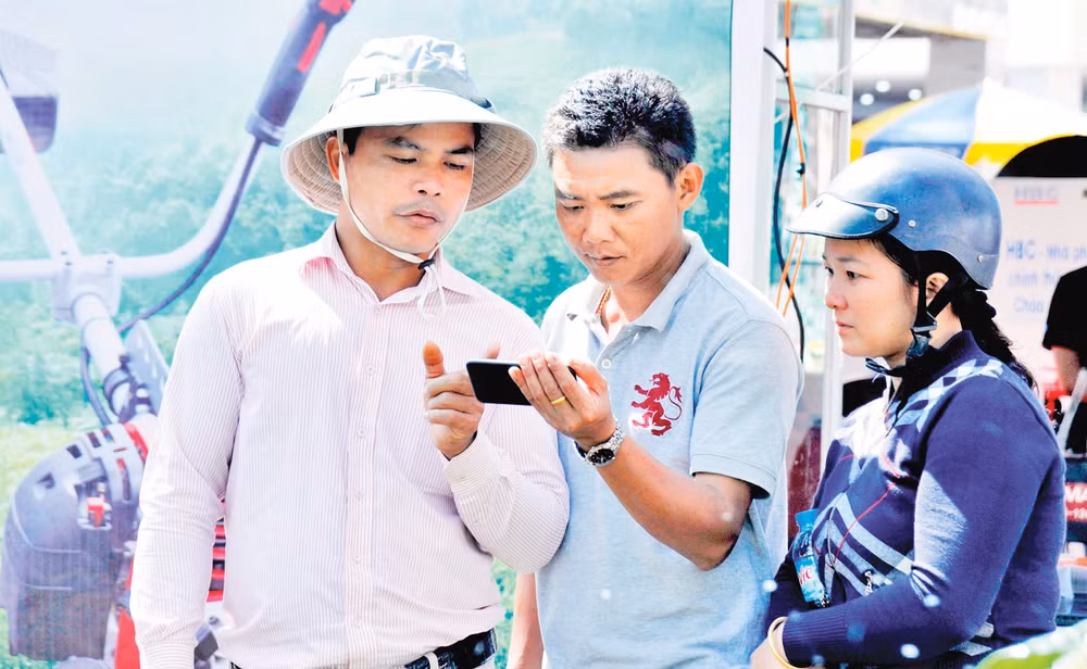 Người nông dân tìm hiểu các ứng dụng của điện thoại thông minh để phục vụ cho sản xuất. Ảnh: Hải Nam