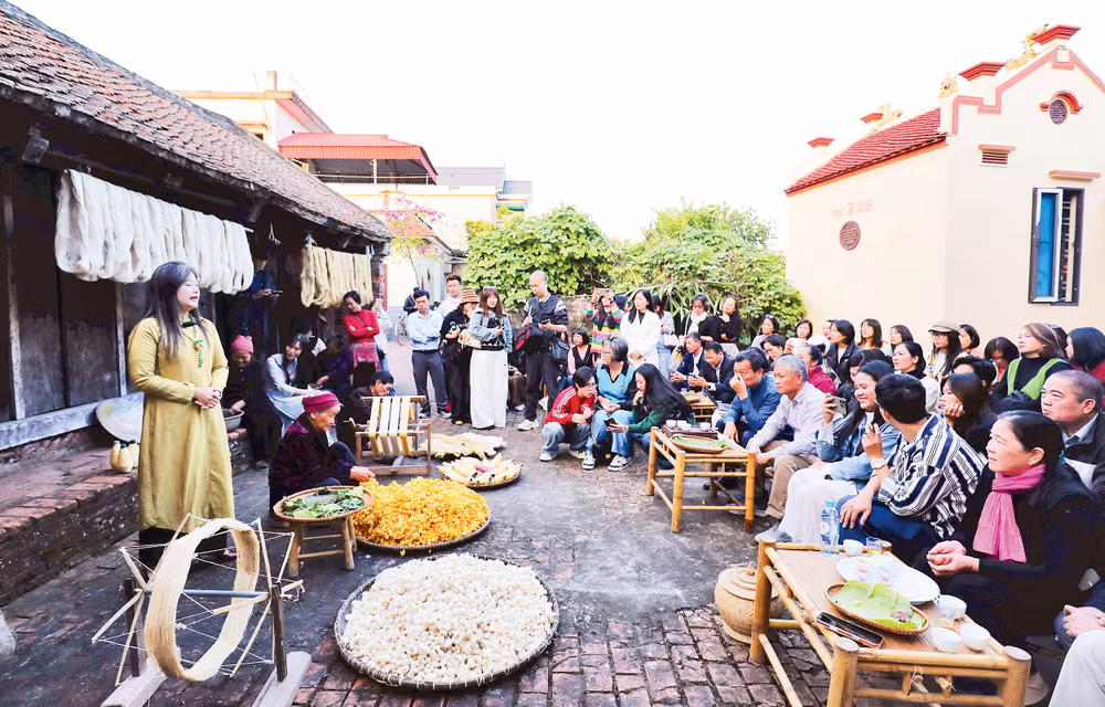 Du khách tìm hiểu và trải nghiệm nghề dệt đũi có truyền thống hơn 400 năm của làng Nam Cao (xã Thống Nhất).