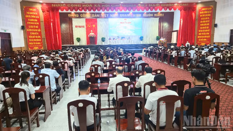 Quang cảnh buổi tiếp xúc cử tri.