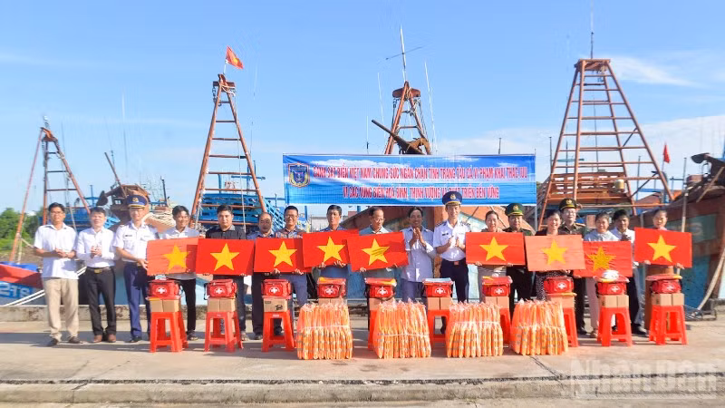Bộ Tư lệnh Vùng Cảnh sát biển 3 tặng cờ và quà cho các ngư dân.