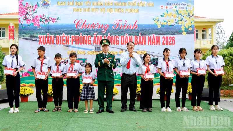 Thiếu tướng Trần Ngọc Hữu, Phó Tư lệnh Bộ đội Biên phòng và ông Nguyễn Văn Khởi, Phó Chủ tịch Ủy ban nhân dân thành phố Cần Thơ trao học bổng cho các em học sinh tại chương trình.