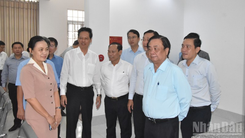 Thăm và làm việc với Trung tâm phục vụ hành chính công phường Mỹ Phong. ndo_br_dsc-0290-4324.jpg