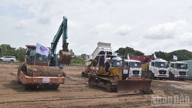 Máy móc được đưa vào phục vụ dự án. ndo_br_dsc-0493-452.jpg