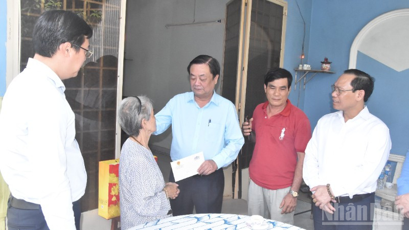 Thăm và tặng quà cho gia đình bà Nguyễn Thị Hai. ndo_br_dsc-0406-1075.jpg