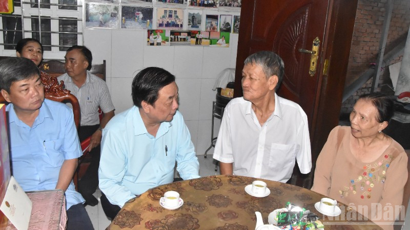 Thăm và tặng quà cho gia đình ông Trần Ngọc Vân. ndo_br_dsc-0364-614.jpg