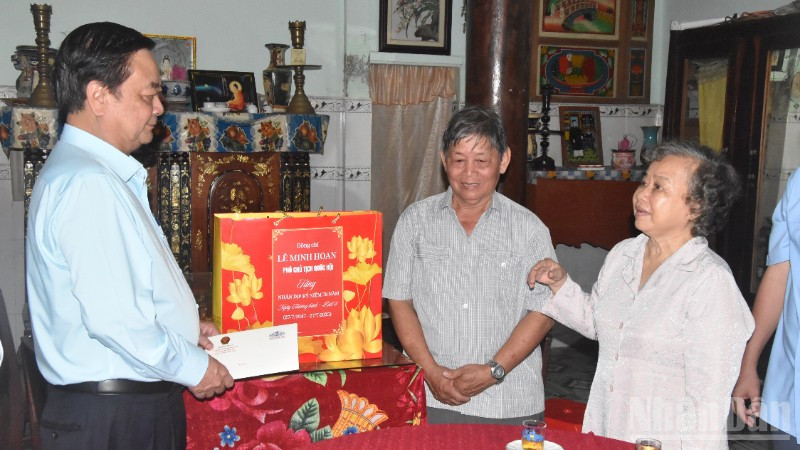 Thăm, tặng quà cho gia đình ông Lê Văn Luông. ndo_br_dsc-0348-402.jpg