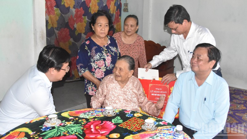 Thăm và tặng quà cho gia đình bà Lê Thị Bé. ndo_br_dsc-0409-3375.jpg