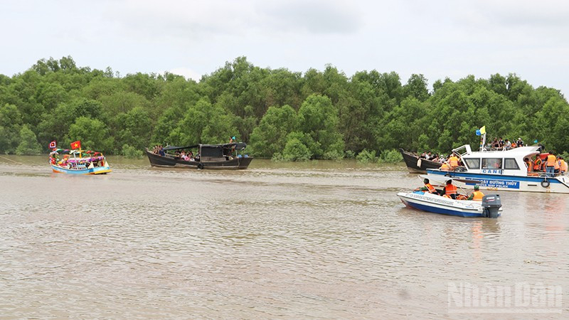 Lực lượng chức năng tỉnh Trà Vinh hỗ trợ ngư dân Mỹ Long thực hiện nghi thức tống tàu ra cửa biển Cung Hầu. ndo_br_tau2.jpg