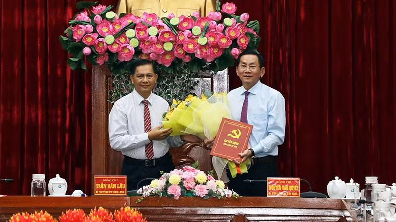 Đồng chí Nguyễn Thành Vững (phải) nhận quyết định điều động của Ban Bí thư Trung ương Đảng.