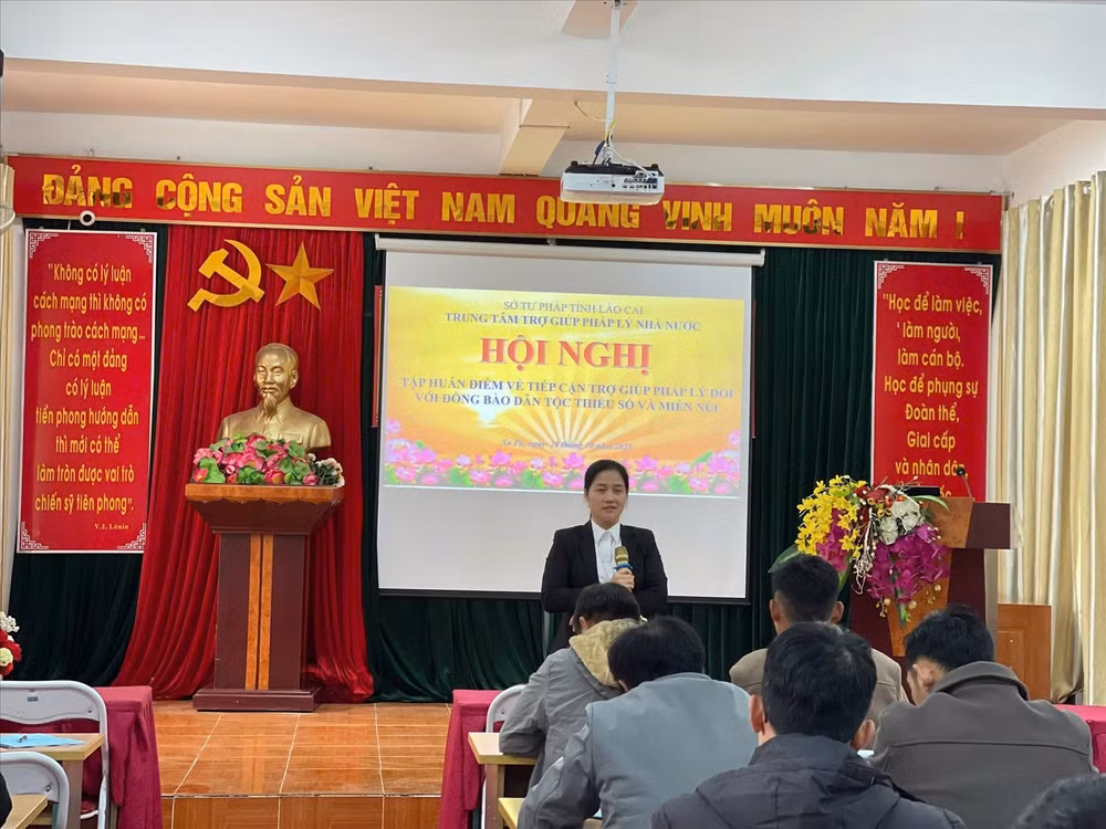 Cán bộ Trung tâm Trợ giúp pháp lý Nhà nước tỉnh Lào Cai tập huấn kỹ năng, tiêu chuẩn tiếp cận trợ giúp pháp lý cho đội ngũ làm công tác pháp luật ở vùng đồng bào dân tộc thiểu số và miền núi.