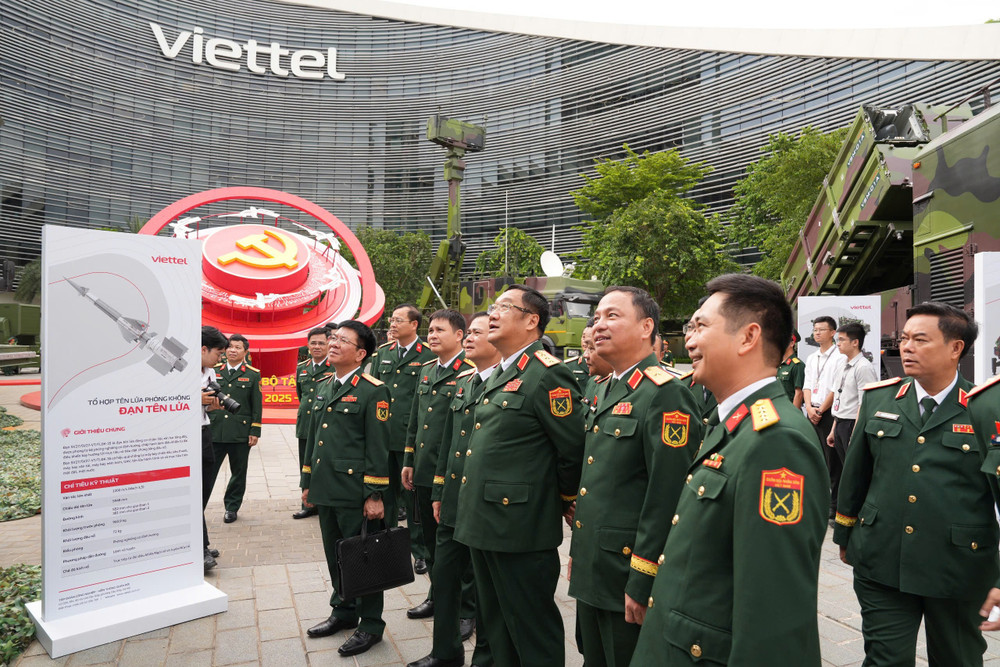 Các đại biểu tham quan trưng bày một số sản phẩm khí tài quân sự chiến lược tại Đại hội ngày 5/8. thu-truong-tham-quan-khi-tai-viettel-tai-dai-hoi.jpg