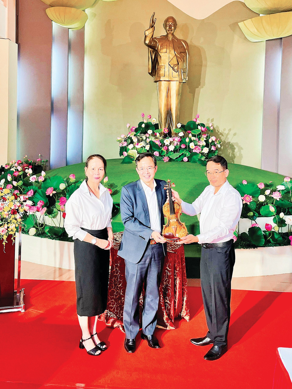 Nghệ sĩ Nguyễn Xuân Huy trao cây đàn violin bằng sứ cho lãnh đạo Sở Văn hóa, Thể thao và Du lịch tỉnh Lâm Đồng.