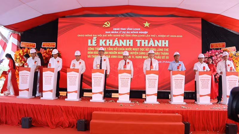 Nghi thức khánh thành công trình hồ chứa nước ngọt dọc bờ sông Láng Thé, phường Nguyệt Hóa.