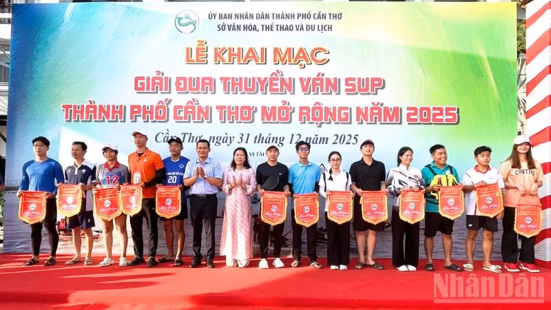 Ban Tổ chức tặng cờ lưu niệm cho các vận động viên tham gia thi đấu.