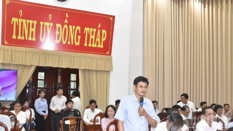 Bí thư xã Gia Thuận, tỉnh Đồng Tháp trao đổi ý kiến. ndo_br_dsc-0703-9590-8659.jpg
